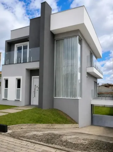 Casa Residencial à Venda no Xaxim, 312m² Construídos | 5 Dormitórios | 3 Banheiros | 6 Va