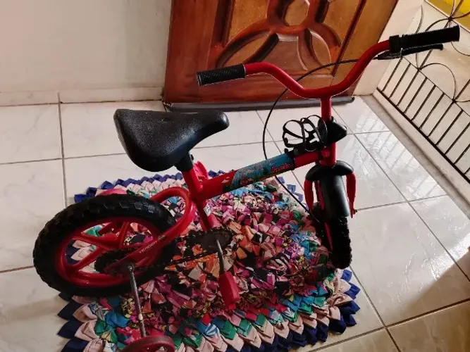 uma bicicleta infantil