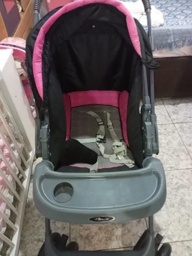 Carrinho de bebê de menina