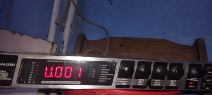 Vendo este efeito de voz behringer