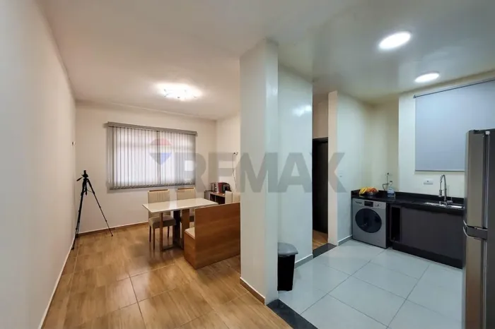 Aluga-se apartamento mobiliado no centro.