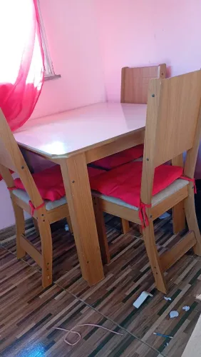 Vendo está mesa com 4 cadeiras