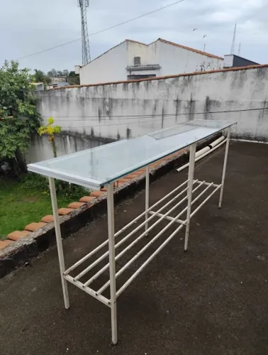 Bancada em Metalon Com Tampo Vidro temperado 10mm , Tamanho 2,10m x 0,45cm