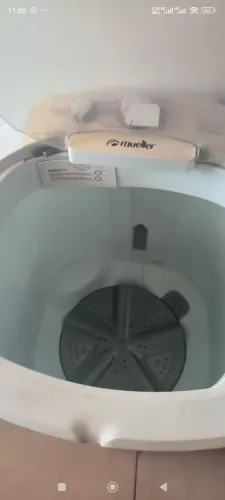 Tanque de lavar e aspirador de pó Electrolux.