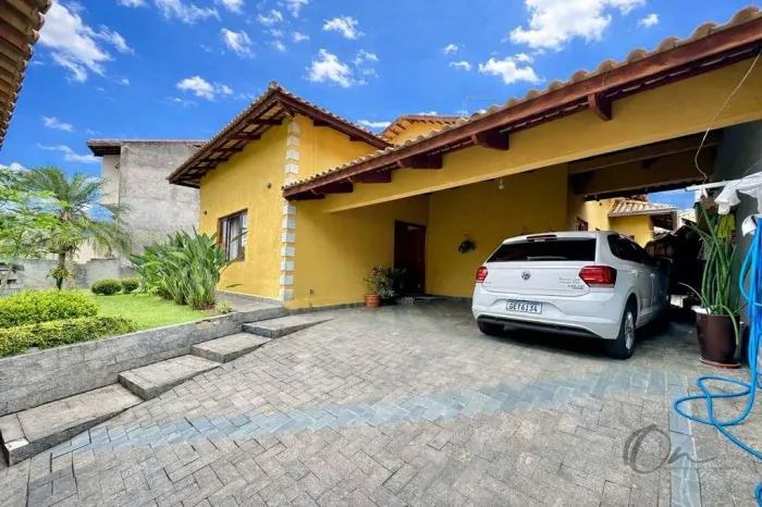 Casa térrea ensolarada com 3 dormitórios e jardim em Outeiro de Passárgada, Cotia, SP