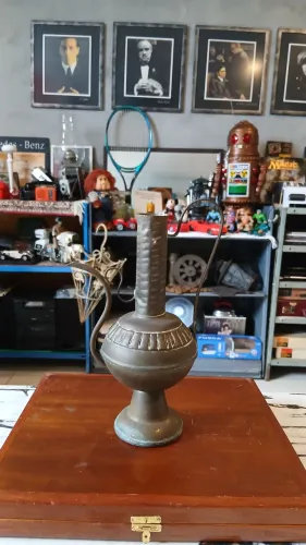 Antiga Ânfora em metal latão. Trabalhada com relevos. 26cm de altura. No estado.