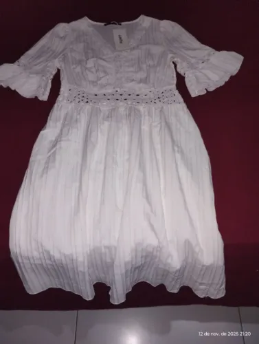 Lindo vestido branco com detalhes na cintura e na manga.