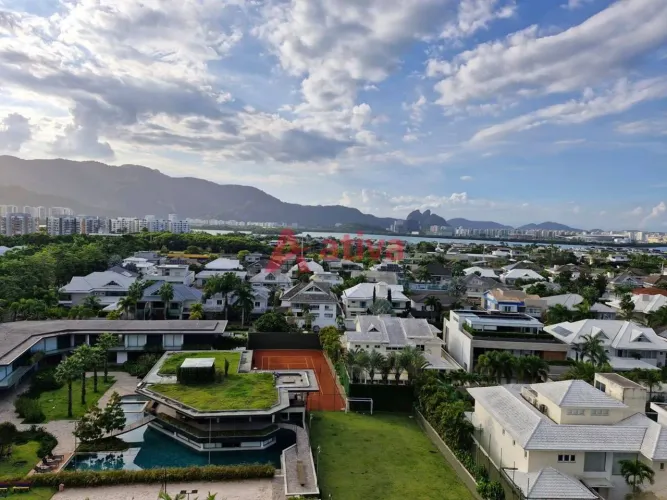 Apartamento para Alugar em Condomínio na Barra com 4 Suites e Vista para Lagoa