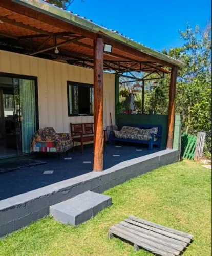 Casa container com lago no terreno
