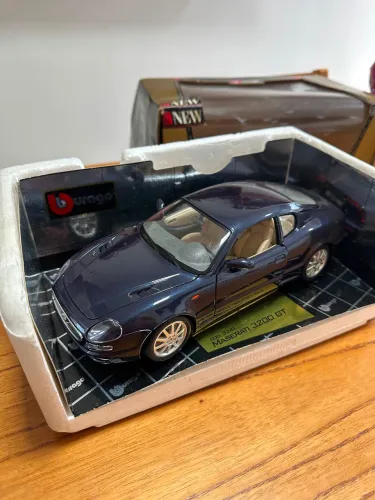 maserati burago escala 1/18 na caixa