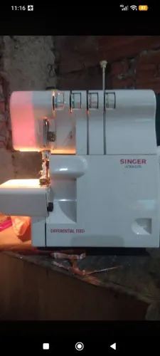 Vendo máquina de costura ultralok volt 220 tef * chamar se tiver interesse<br>