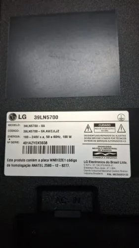 Vendo TV para retirar peças