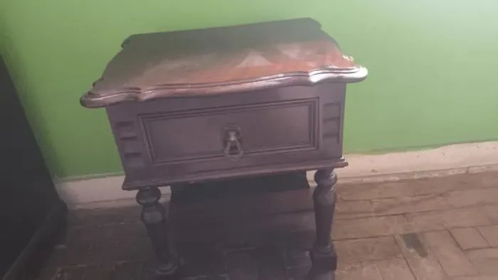 CRIADO MUDO