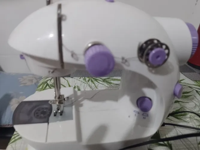 Mini máquina de costura