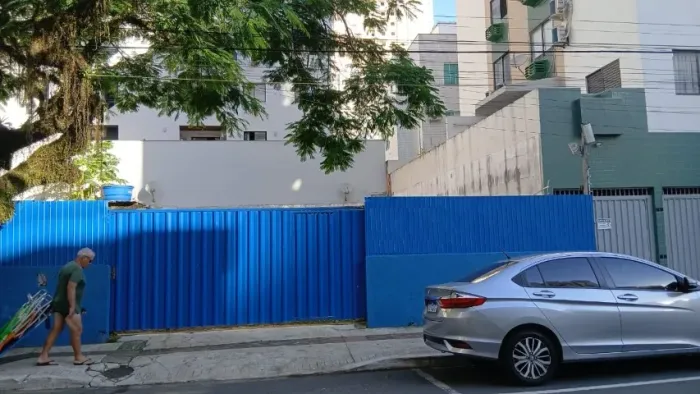 Terreno central, próximo à Igreja e Camelô 