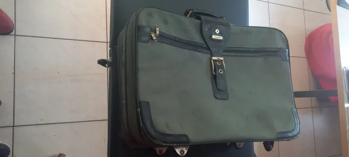 Mala sansonite verde vintage com marcas de uso, em bom estado 