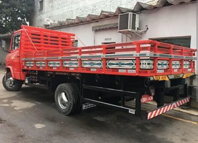 Preciso de caminhão carroceria