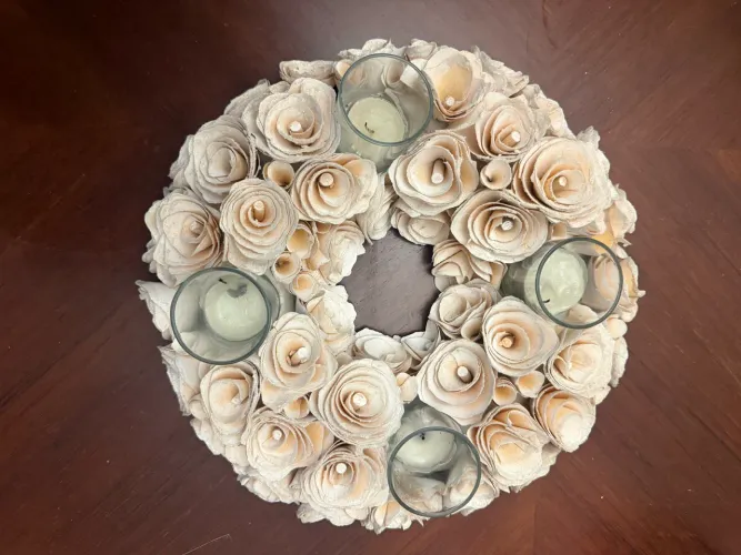 Arranjo de mesa com flores e velas 