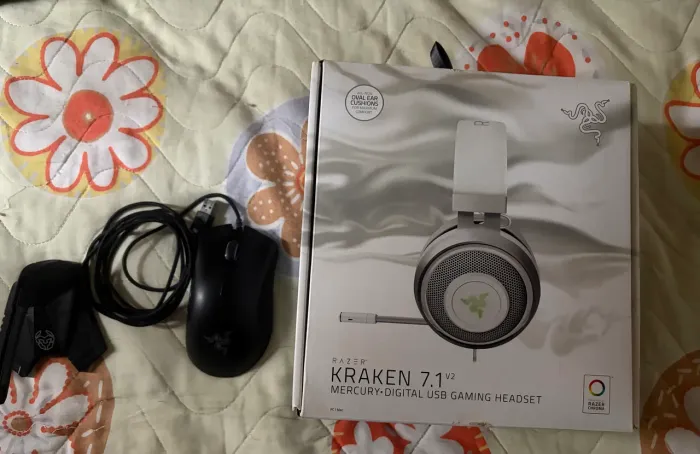 Fone razer kraken 7.1 croma branco + mouse razer deathadder elite croma preto