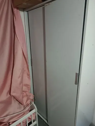 Vendo um guarda roupa de bebê com 2 porta de correr com marcar de uso