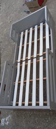 Cama  em MDF de criança com colchao, serve ate uns 9 anos.