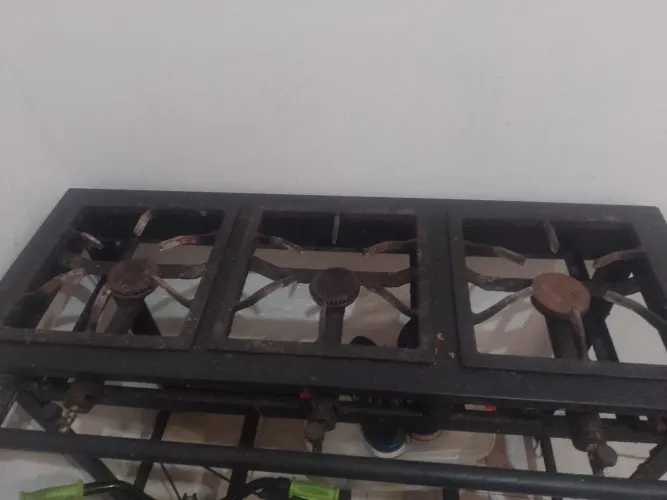 Vendo fogão alta pressão três bocas conservado 