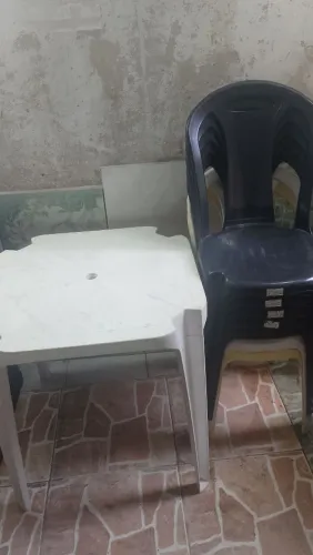 2 Mesas e 6 cadeiras plásticas