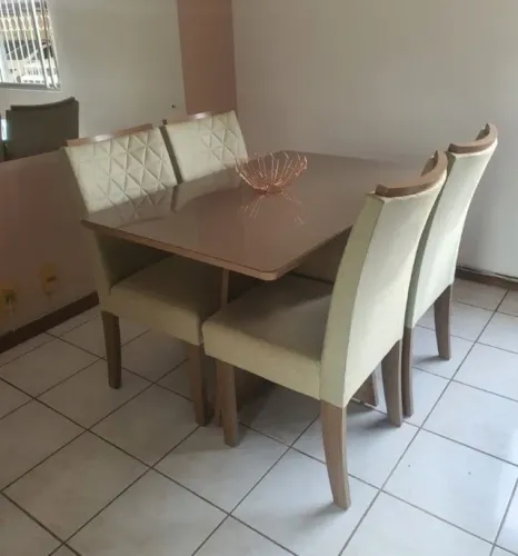 Mesa tampa de vidro 4 lugares + cadeiras