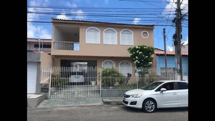 Casa Grande, com 02 Pavimentos e bem Localizada. Ideal para moradia, e ou Empresas.