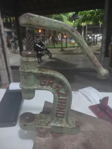 Máquina de pressão manual.