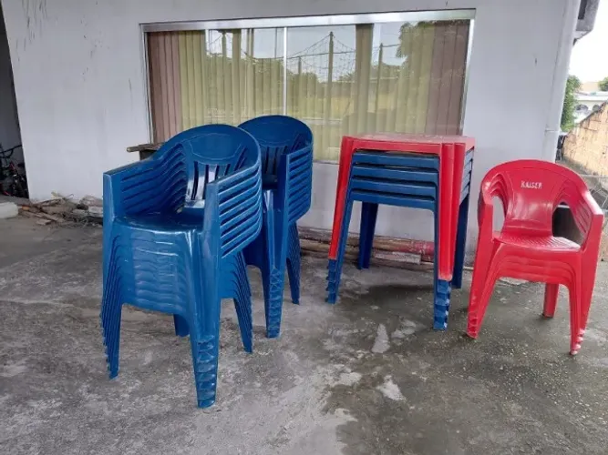 VENNDO MESAS E CADEIRAS PLATICAS TRAMONTINA, COM BRAÇO