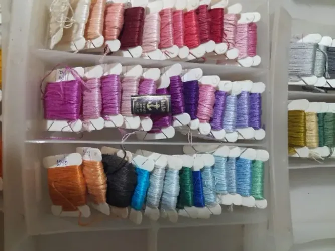 Linha para BORDADO KIT C/ 120 MEADAS CORES DIVERSAS + CAIXA PARA ORGANIZAÇÃO