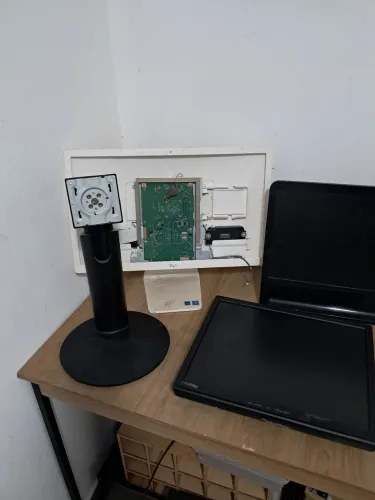 Lote de monitores com e sem defeito.