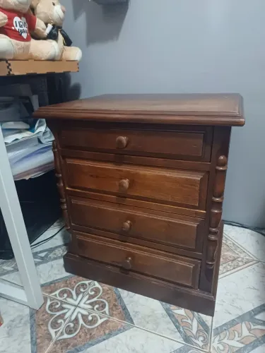 Mesa de Cabeceira em Madeira Maciça com 4 Gavetas