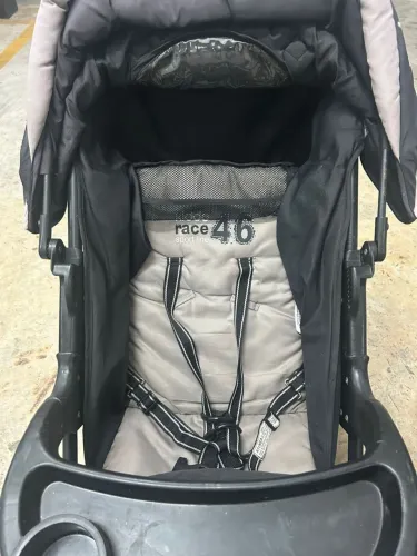 Carrinho de bebê com bebê conforto Cosco 