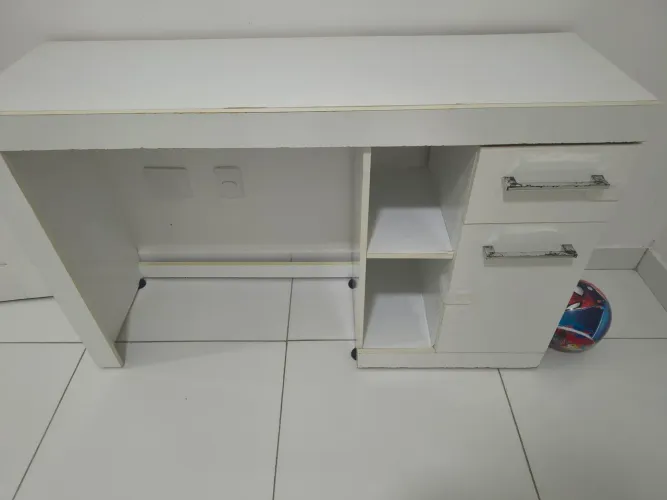 Escrivaninha branca