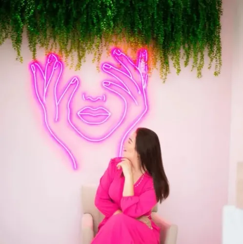 Neon Led - MÃOS NO ROSTO