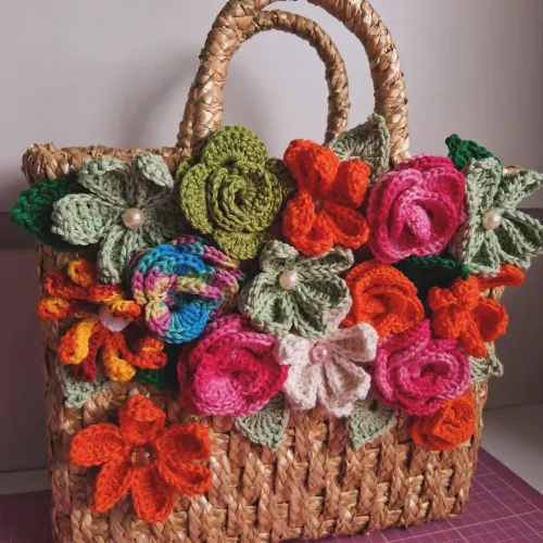 Bolsa com flores em crochê