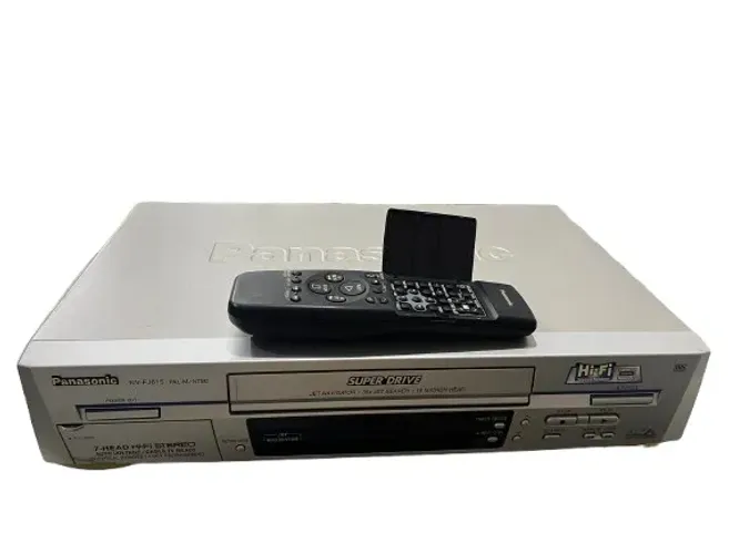 videocassete da Panasonic, modelo NV-FJ615 7-Head Hi-Fi Stereo e Jet Navigator