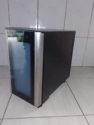 Adega de vinho Electrolux 8 garrafas Uma Porta Acabamento em Alumínio ACB08 Bivolt Preto