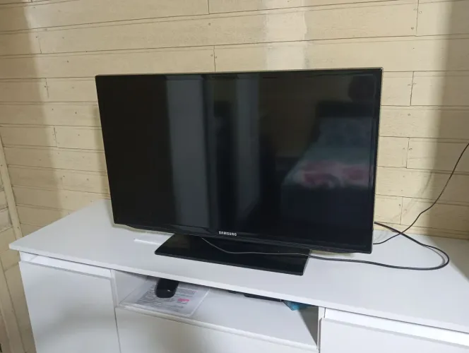 Vendo tv LCD não Smart. Tenho os cabos e o modem. Que faz ela Smart TV 32 polegadas 