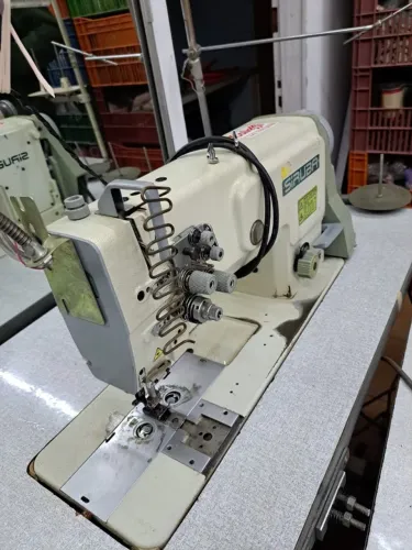 Máquina de costura reta industrial Siruba