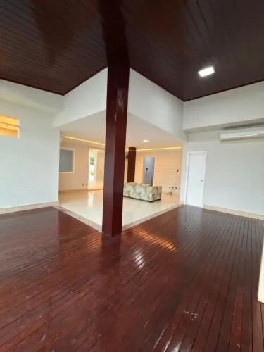 Vendo Casa Alto Padrão no Condomínio Interlagos, 04 Vagas de Garagem.