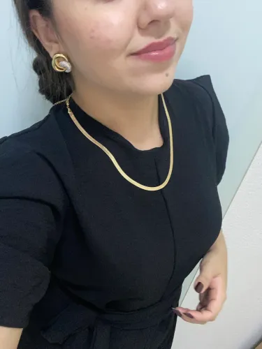 O Colar Fita Dourado que Deixa Qualquer Produção Mais Sofisticada 