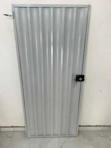 Portão social aço no zarcão branco 