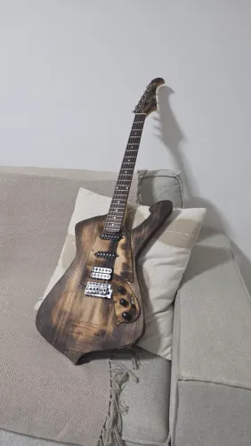 Guitarra de Luthier tipo Ibanez Iceman/PS