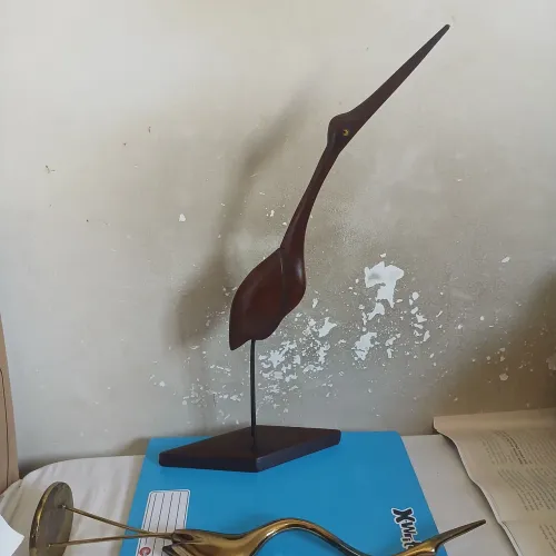 Escultura garça de madeira