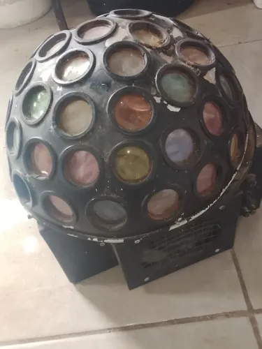 Globo dê luz giratório antigo modelo tradicional de festa, projetada luzes coloridas
