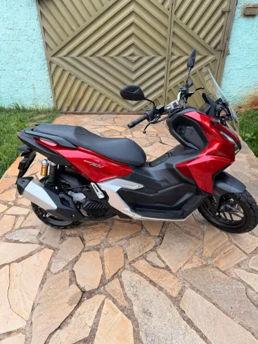 Honda ADV 160 2025  com apenas 1.800 km