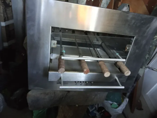 Máquina de assar frangos em ótimas condições com poucas marcas de uso.